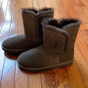 Brand New Ugg low boots in brown in size 6.